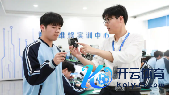 新华互联网科技学生在进行智能维修实训课